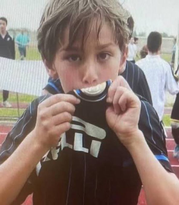 Ne13sl's tweet image. بيو اسبوزيتو مهاجم الانتر في طفولته