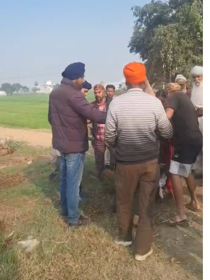 bstvlive's tweet photo. पीलीभीत : कंटेनर-बाइक टक्कर के बाद चालक की पिटाई
➡कंटेनर चालक को सड़क पर पटककर पीटा
➡महिला समेत लोगों ने जमकर बरसाए डंडे
➡कंटेनर चालक की पिटाई का वीडियो वायरल
➡थाना गजरौला क्षेत्र के NH 730 का मामला
#Pilibhit #ContainerAccident #RoadRage @pilibhitpolice https://t.co/sJEPD69xzE