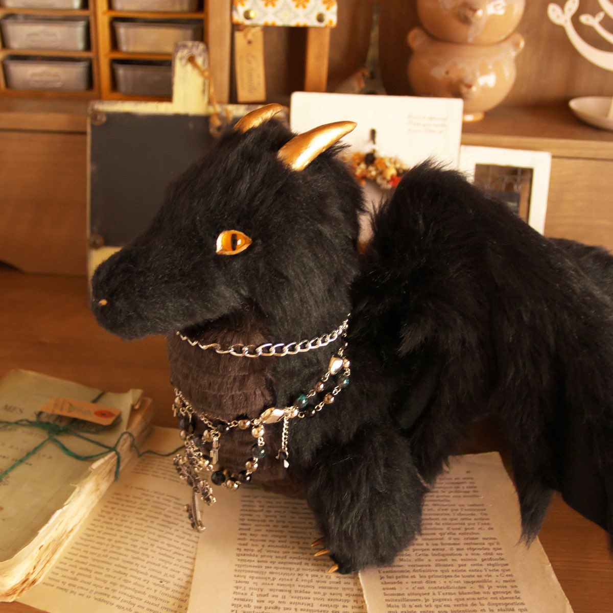 翼を下ろすと背中にぬいを乗せることが出来ます🤭✨ (ラブブはついて来