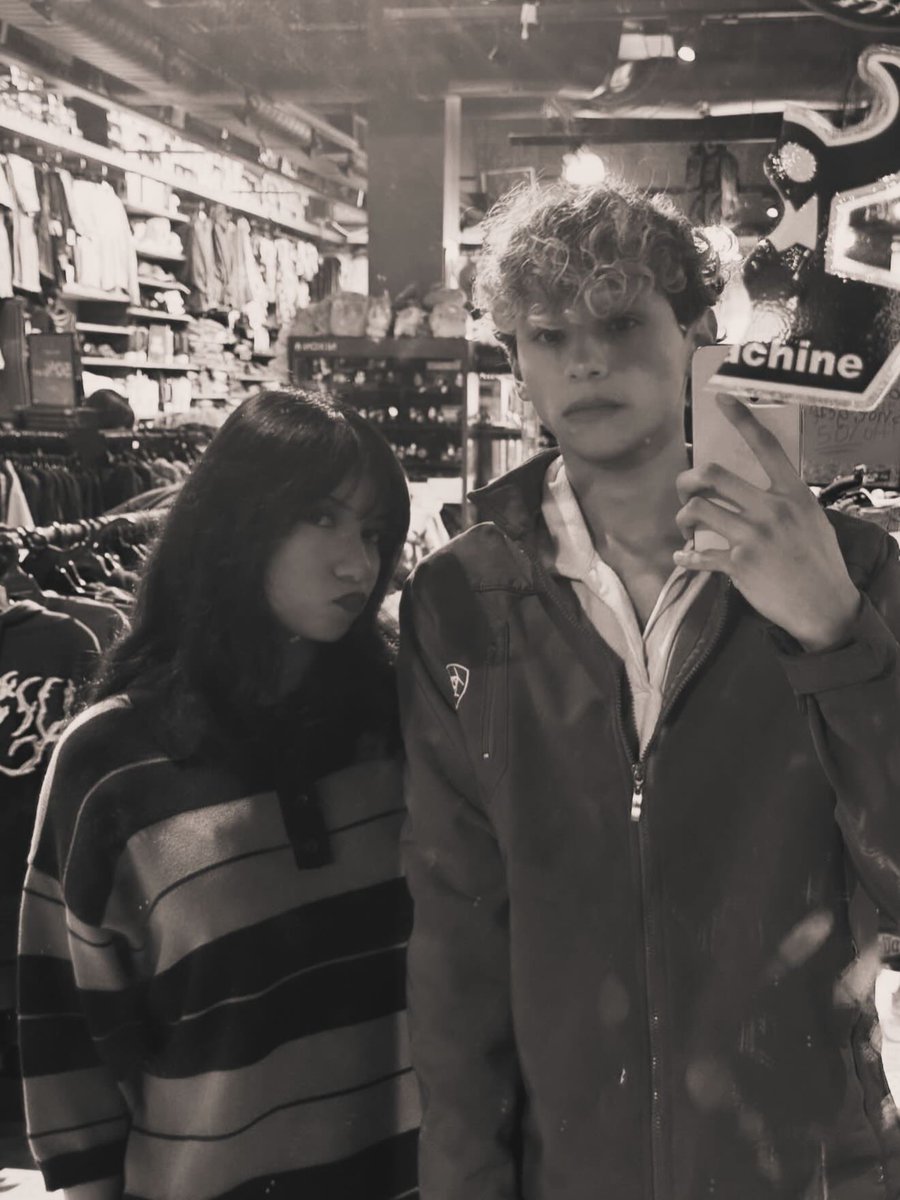 devinfl0's tweet image. Bitches mad I’m happy. Even though I don’t look like it in this I am. 😂