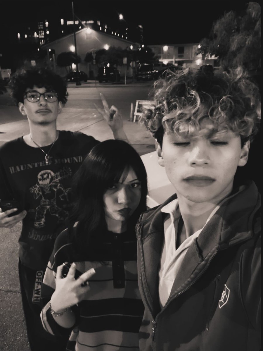 devinfl0's tweet image. Bitches mad I’m happy. Even though I don’t look like it in this I am. 😂