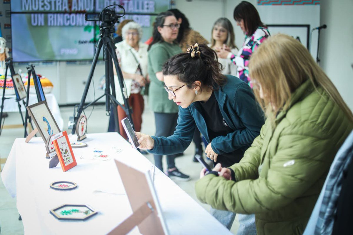 El Centro Cultural, Social y Político "Nueva Argentina" inauguró la Muestra Anual del Taller "Un Rinconcito en el Sur".

La expo reúne trabajos de bordado realizados por alumnas de la profesora Susana Confreta.

#ushuaia #arte #cultura #jcpinotdf #cristinalopeztdf #ccna
