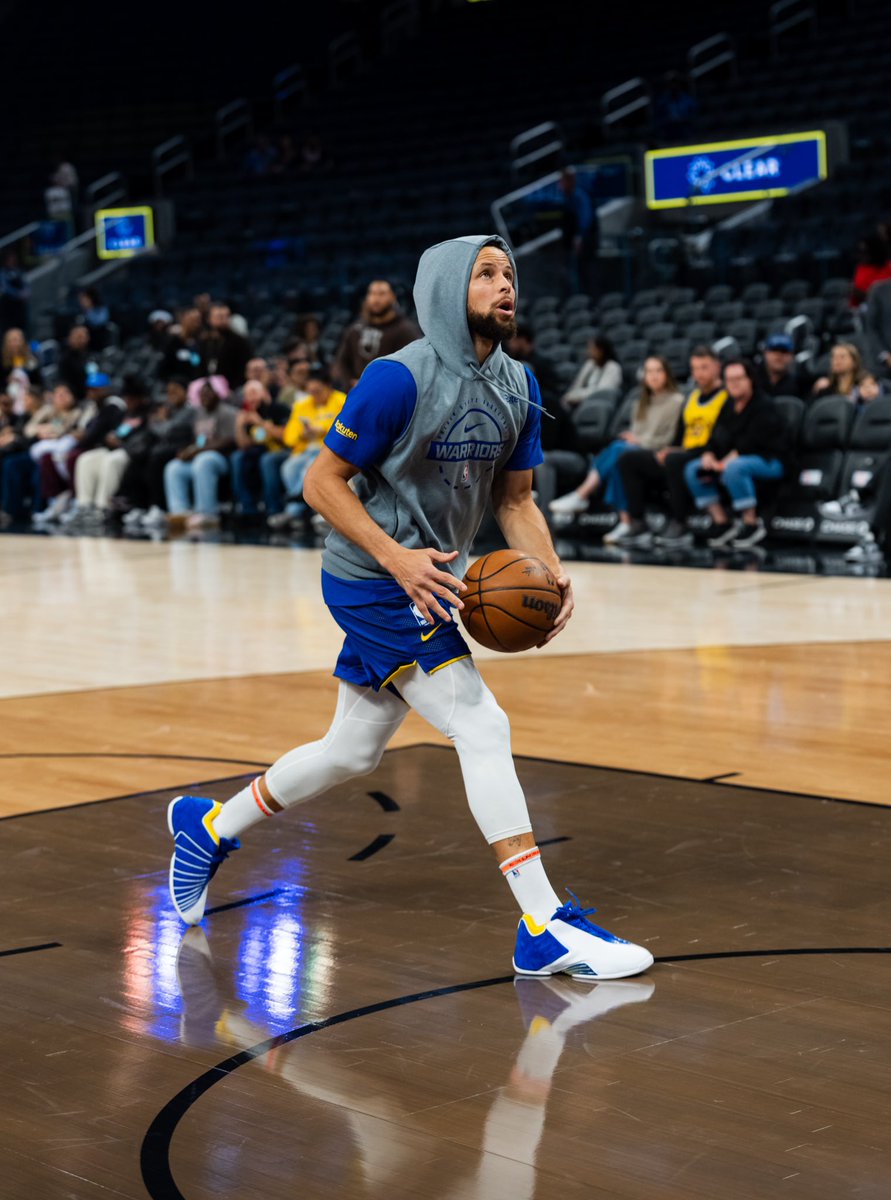 NickDePaula's tweet image. Stephen Curry broke out the TMac 3s for his warm up 

📷: @SooWavy11