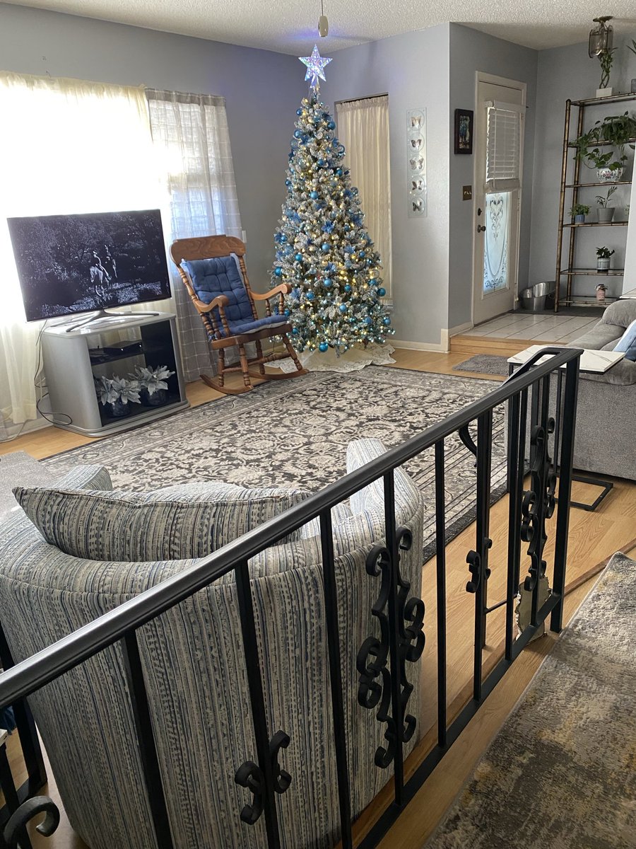 abcwinemarieg's tweet photo. This is one of my four Christmas trees this year. By far it’s my favorite! https://t.co/6ZUtxZFyOo