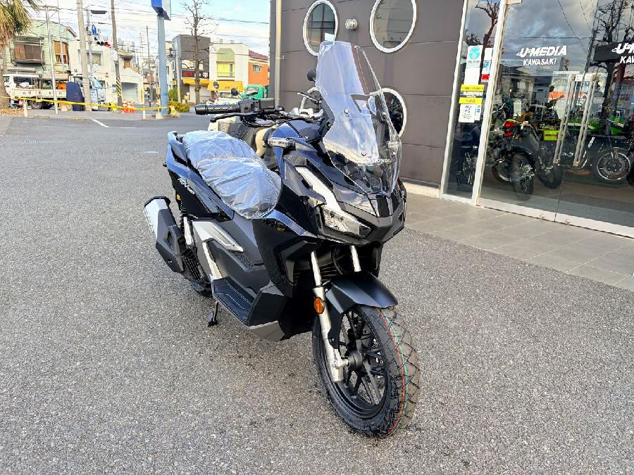 UMEDIA17's tweet photo. みなさん、こんにちはユーメディア橋本店です🐤
【ホンダ　ADV160】が 入荷致しました！
即納可能在庫になります！
アステロイドブラックメタリック 1台のみです！
 ご検討中の方は橋本店まで！📷TEL042-700-0380    #ADV160 #即納可能 #HONDA #ADV https://t.co/Jd6dgT1tRN