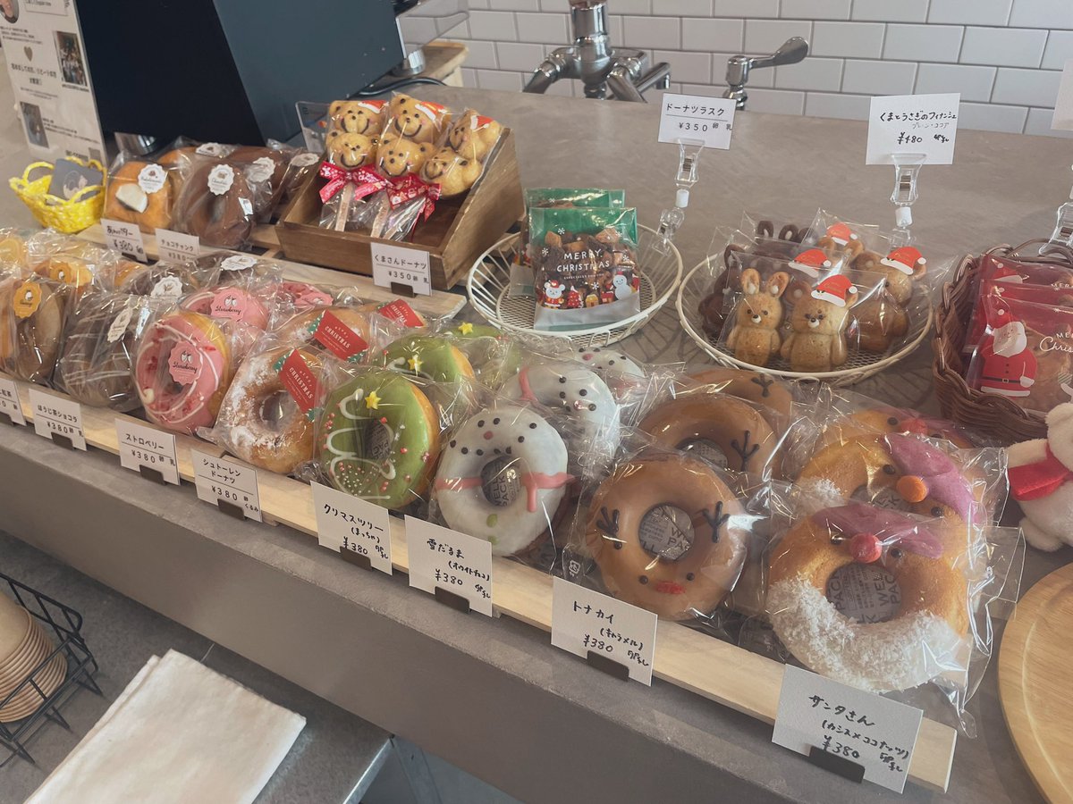 irocoffee's tweet photo. 12月23日(火)☀️
IROCOFFEEオープン！

今日はHungry Donuts販売日🐻🍩
数量限定のクリスマスドーナツセットもあります🎄❣️

そして今日23日〜25日の間、ワンニャンと人のヘルスケアサロン🐶"BLISS Paws"のPOP UPもやってます🐈❤️
ペットと暮らしている皆様✨見に来てみてー🙌
#香里園　#香里園カフェ https://t.co/4gkZOwH626