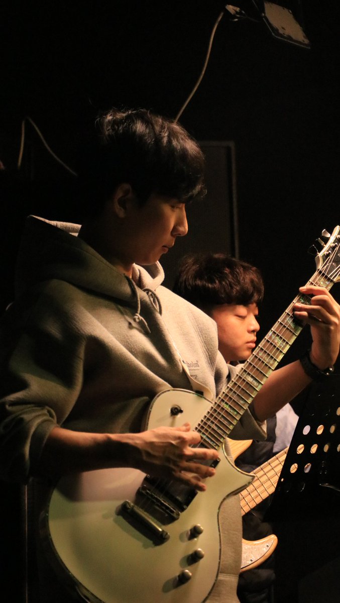 Cluster_offical's tweet photo. [2025.12.21]

Vo.@OpenC_Nova 
Guitar.@Unity_RedT 
Guitar.@Ssut_Yumat 
Bass.@halo_bass 
Drum.@CadenzaofPiano 
Pi.@ep_knights 

Pd.@Dustear https://t.co/ivZ7StKb97