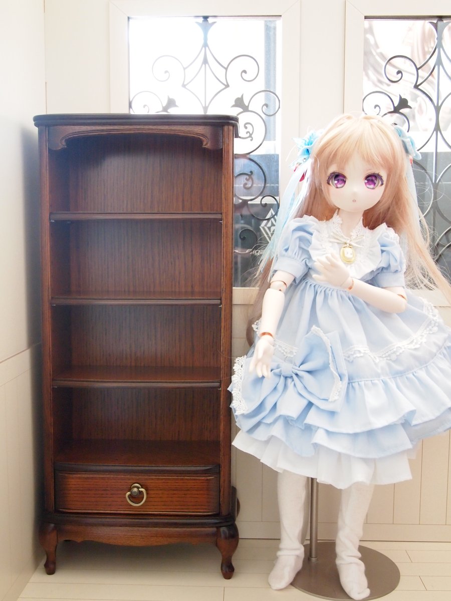 tetora_0610's tweet image. この前の楽天スーパーセールで、
松永工房さんの1/3サイズの本棚をお迎えしました♪
高級感があり、瑠璃ちゃんのサイズにも合うのでお迎えして良かったです！

#プティドゥカンティーニュ
＃MDDはいいぞ
＃うちの子かわいい