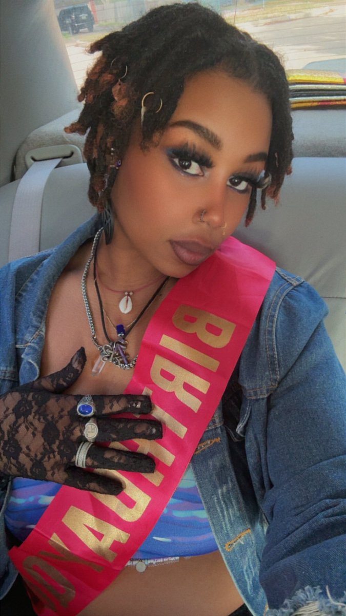 _ComeReal's tweet image. 32 🥰