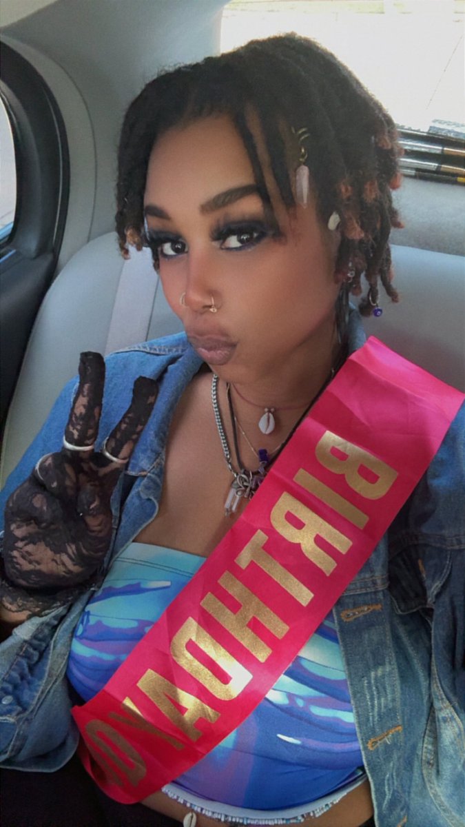 _ComeReal's tweet image. 32 🥰