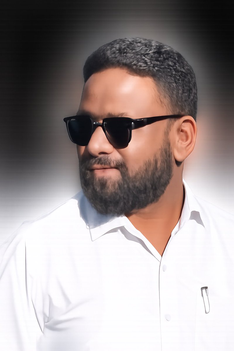 “हम बिकते नहीं,
इसलिए खटकते हैं।”