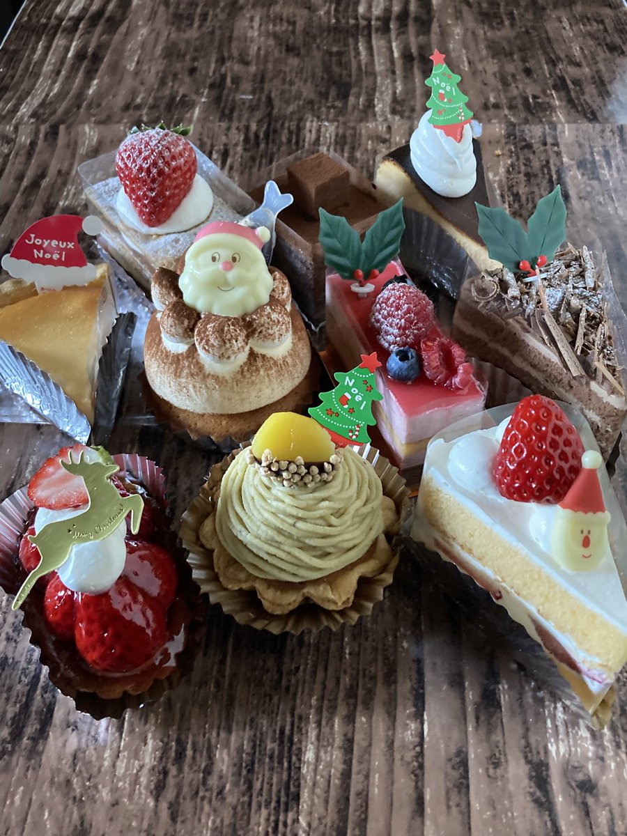 AmenochiSweets's tweet photo. 今日から小物(カット)ケーキもクリスマス仕様になってまーす。(画像は去年の物です)
※冷蔵庫の関係でご予約、お取り置きは出来ません。
よろしくお願いします。
「ラララ」を聴きながら
#雨のち晴れ　#古民家ケーキ屋　#越谷市　#ミスチル https://t.co/XHUo8akjL3