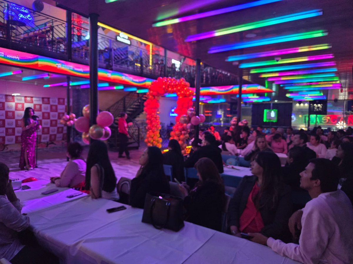 SubLGBTI's tweet image. Durante la gala se reconocieron los aportes de liderazgos comunitarios que trabajan por el respeto y la igualdad de derechos, en una velada que también contó con la presentación de artistas de la localidad. Una noche para honrar historias que transforman y fortalecen a Fontibón.…