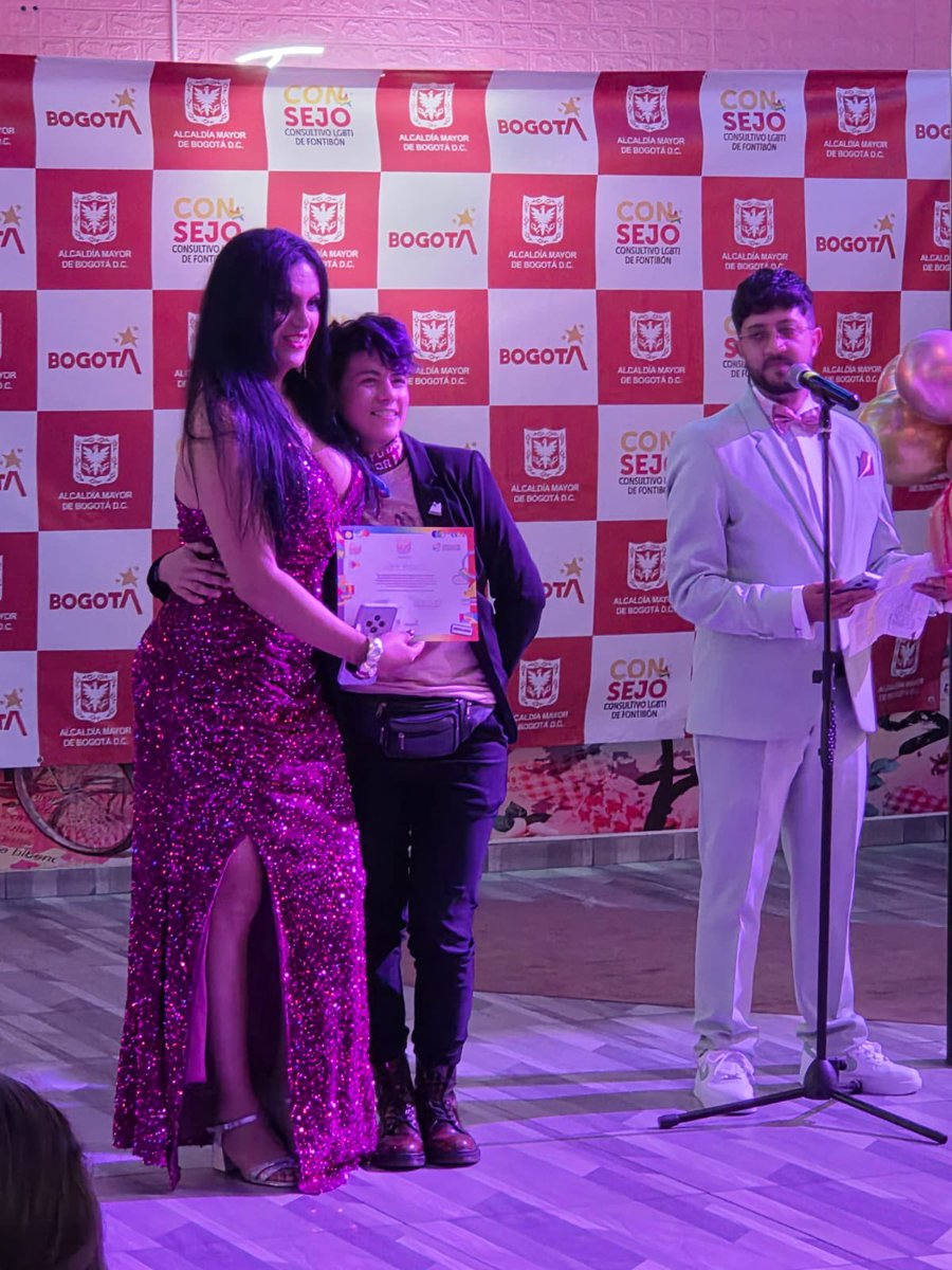 SubLGBTI's tweet image. Durante la gala se reconocieron los aportes de liderazgos comunitarios que trabajan por el respeto y la igualdad de derechos, en una velada que también contó con la presentación de artistas de la localidad. Una noche para honrar historias que transforman y fortalecen a Fontibón.…