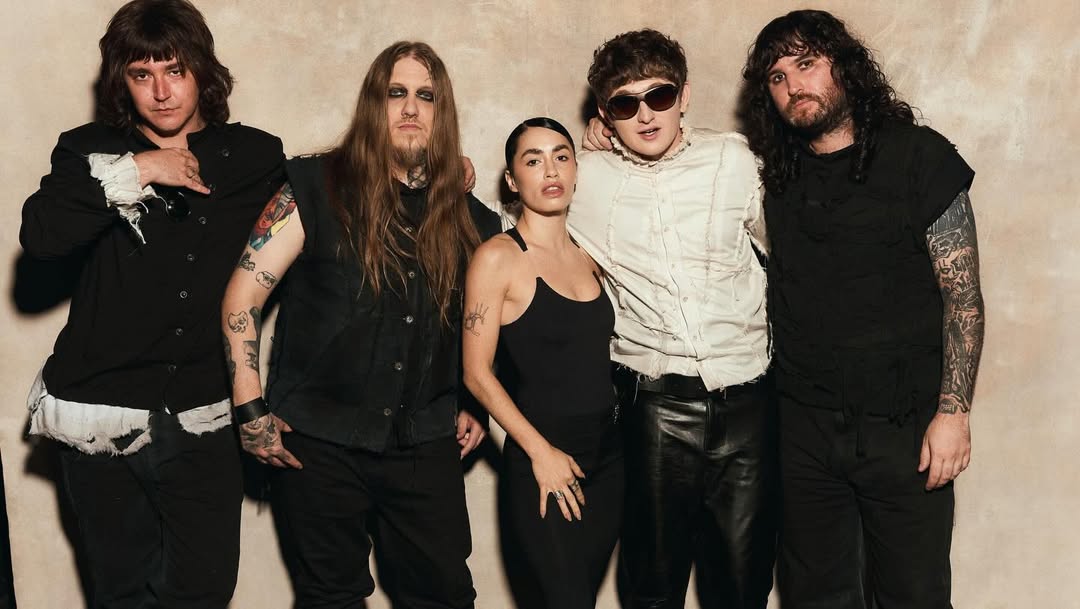 lauragz__'s tweet image. 📸 LALI junto a Dillom y sus músicos.