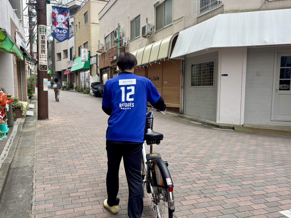 scc_BRIDGES's tweet photo. 品川CCでは、地場企業「シナネンモビリティPLUS株式会社」が展開するシェアサイクル #ダイチャリ を活用し、地域貢献活動の一環として、品川区内の商店街加入促進に向けた活動を開始いたしました！

詳細はこちらから✍️
https://t.co/LjjtPePlqA

#BRIDGES https://t.co/ifXltiUR8g