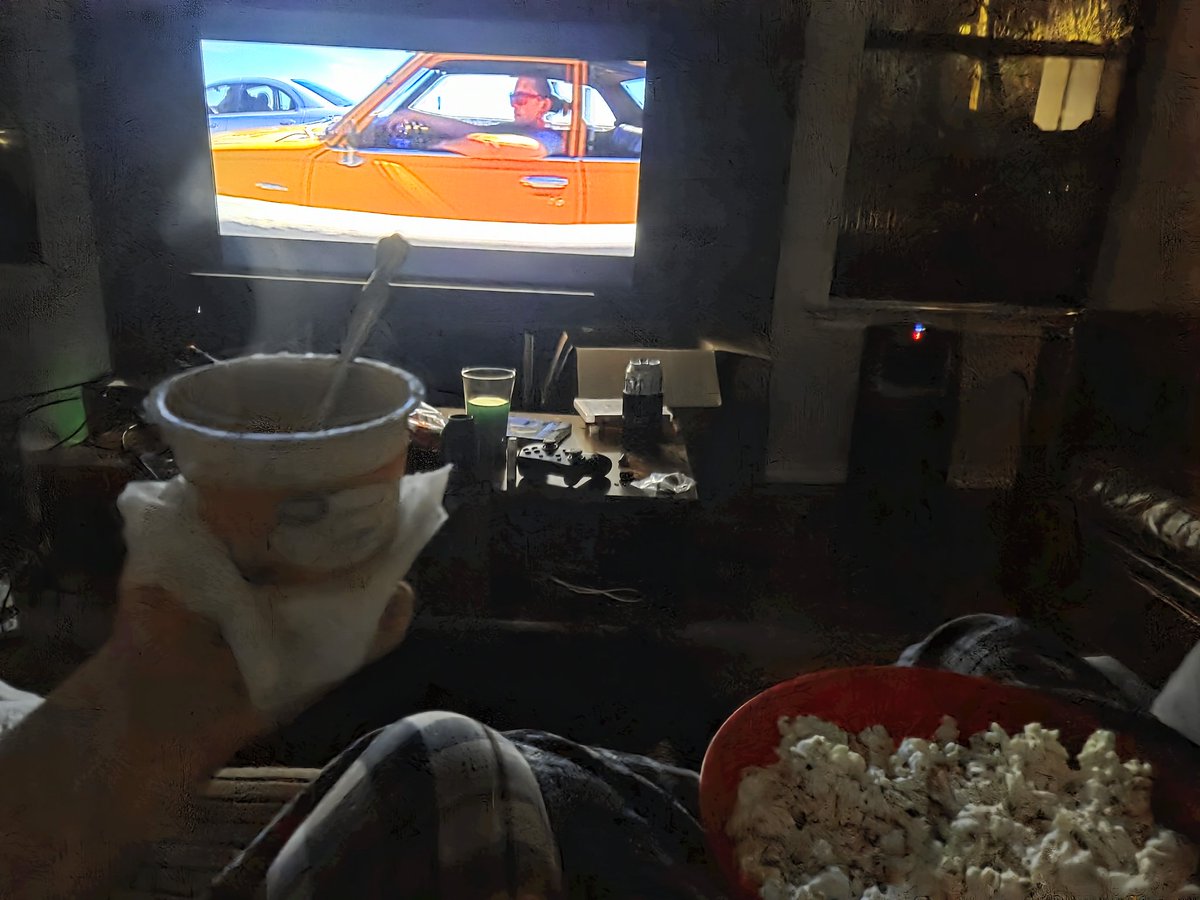 RunakoRIFT's tweet photo. Watching lala land with my roommates https://t.co/08Pl7j0o2X