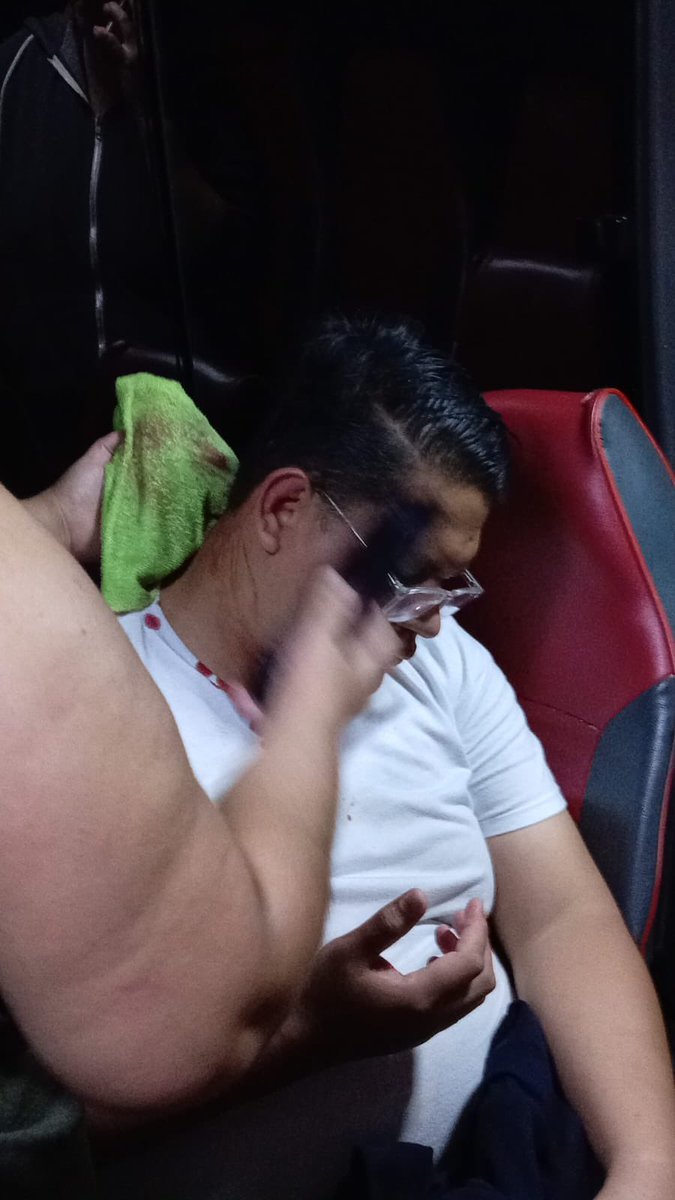 juandiegozelaya's tweet photo. ¡Ya Basta! Continúa la violencia de colectivos de Libre en el CNE/INFOP.

Esta noche atacaron con morteros y bombas molotov un bus que trasladaba a nuestra gente de regreso a sus casas. 

Hay tres heridos; entre ellos Joseph Galdámez, quien debió ser ingresado al hospital por sus heridas. 

A pesar de estos hechos, nuestra gente se mantiene firme en el escrutinio especial para defender la democracia.

Hacemos un llamado urgente a las FFAA, Policía Nacional, Ministerio Público, Fiscalía de Derechos Humanos y CONADEH para que actúen de inmediato.

Asimismo, exhortamos a los observadores nacionales e internacionales a constatar lo que está ocurriendo.

El proceso post-electoral no puede ni debe desarrollarse bajo violencia. La democracia se defiende con ley, no con terror.