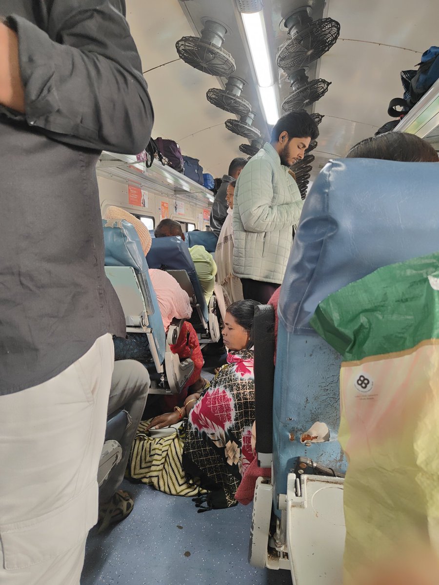 vvjsimha's tweet photo. @SWRRLY @indianrailhelp lalbagh express reserved coach d10 https://t.co/FHuePTGyFc