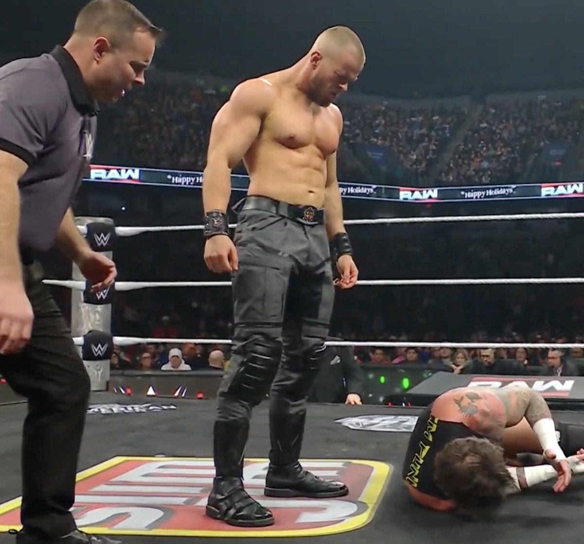 GettingOverCast's tweet image. Austin Theory's pants style looks familiar. 🤔 #WWERaw #RawonNetflix