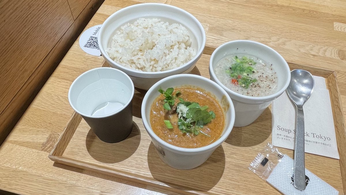 久々にスープストックに入ったら後ろの席のお子さんがあわてんぼうのサンタクロースを歌い出して、そしたら横にいた別ファミリーのお子さんも釣られて一緒に歌い出して、またもう1人、と急にあわてんぼうのサンタクロースのちびっこ合唱が始まってなにこの平和な世界、、、となった🎅(私も歌いたかった