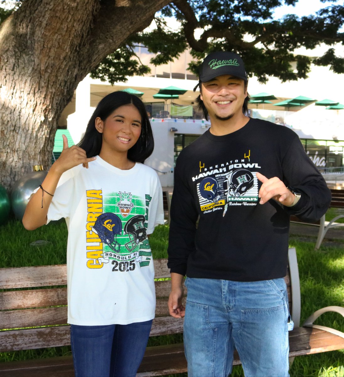 manoabookstore's tweet image. New drop alert 🚨
Hawaii Bowl Tees are here! Shop online through Wed (12/24) at 8 a.m., in-store at the Mānoa Bookstore or at the H-Zone pop-up tent on game day. Go ’Bows! 🏈