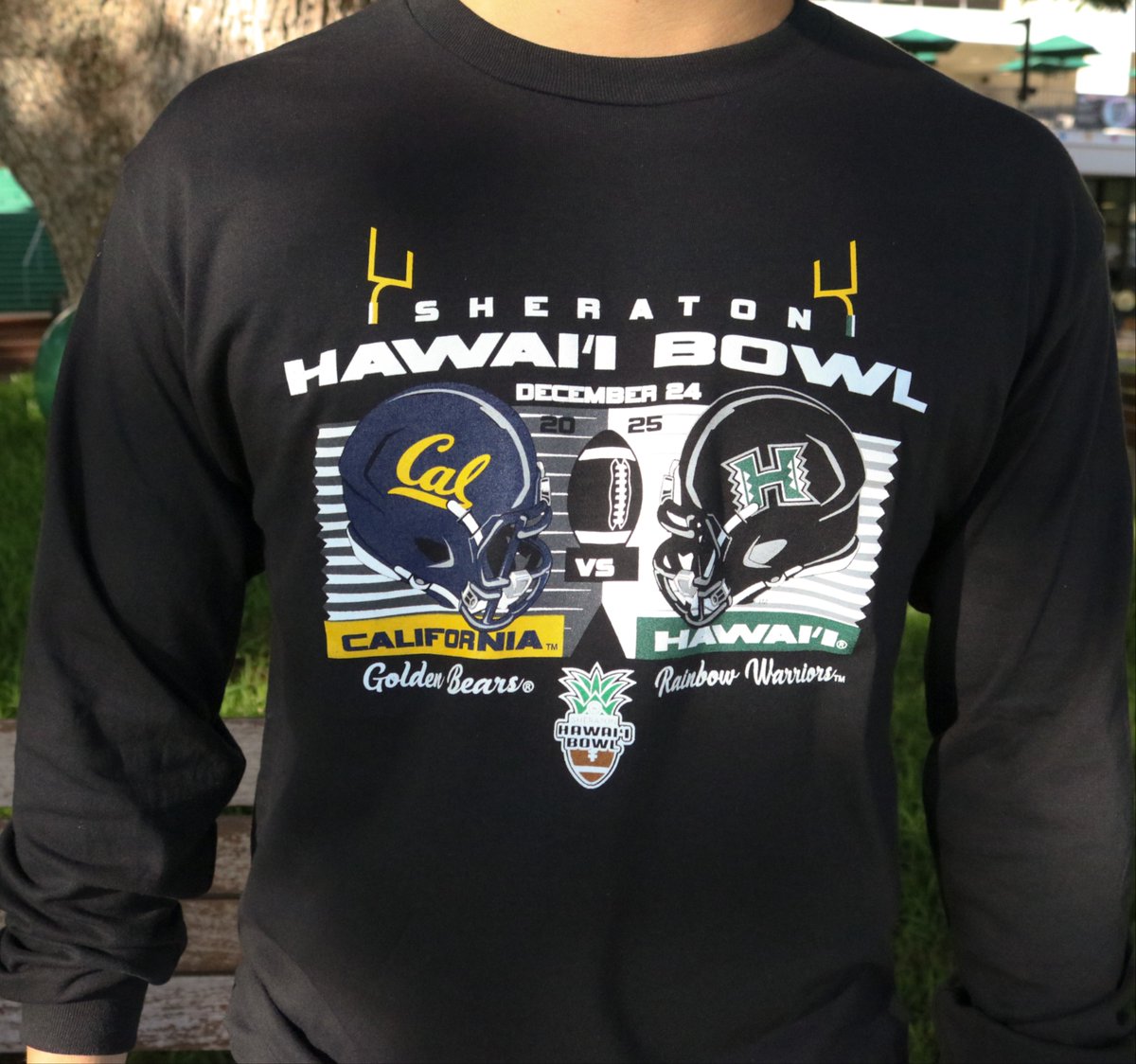 manoabookstore's tweet image. New drop alert 🚨
Hawaii Bowl Tees are here! Shop online through Wed (12/24) at 8 a.m., in-store at the Mānoa Bookstore or at the H-Zone pop-up tent on game day. Go ’Bows! 🏈