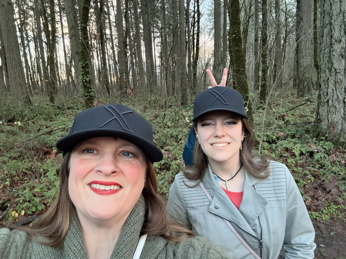 MarsHomestead's tweet image. Just co-hosted a wonderful Mental Health Check-In Space with friends today.

Shoutout to Will for leading with such care! 💙

He shared a powerful tip: 

Daily walks, get outside, and seek out blue (sky/water) or green.

Seeing these colors in nature helps our mental health and…