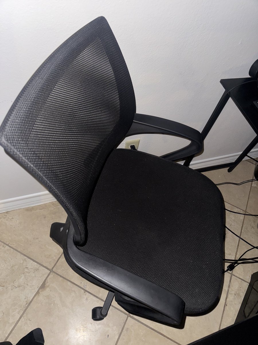 ive had this huion kamvas since 2022. its been through alot of stages in my art career and i think its time for an upgrade. also cause i got tired of having old tech.
chair aswell, this was like $40 at walmart and almost 6 years old too. kills my veins every time too