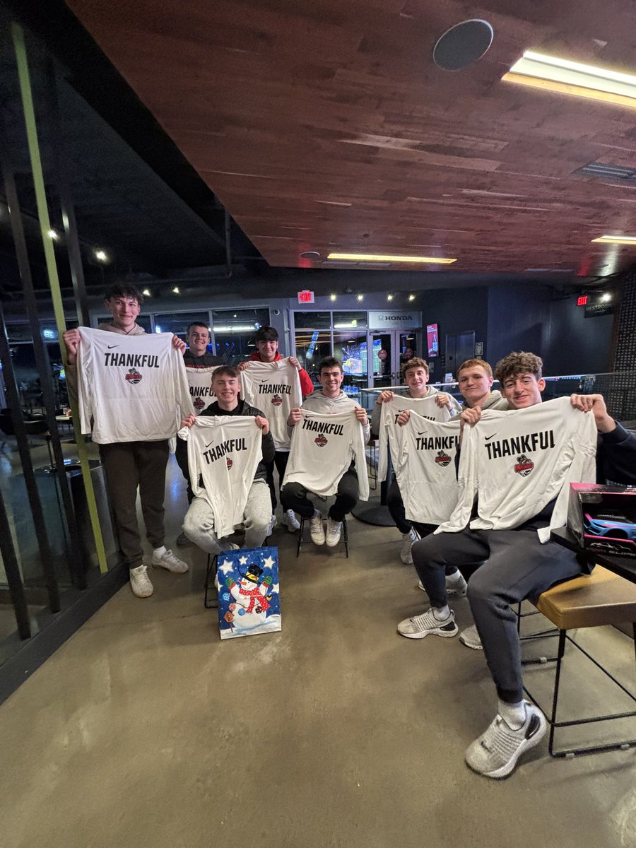 beeshoops's tweet image. New tradition started tonight. 

1st Annual 🐝🏀 Senior Christmas Party at TopGolf. 

Thank goodness these boys are better basketball players than golfers. 
#FamilyForever 
#Brotherhood
