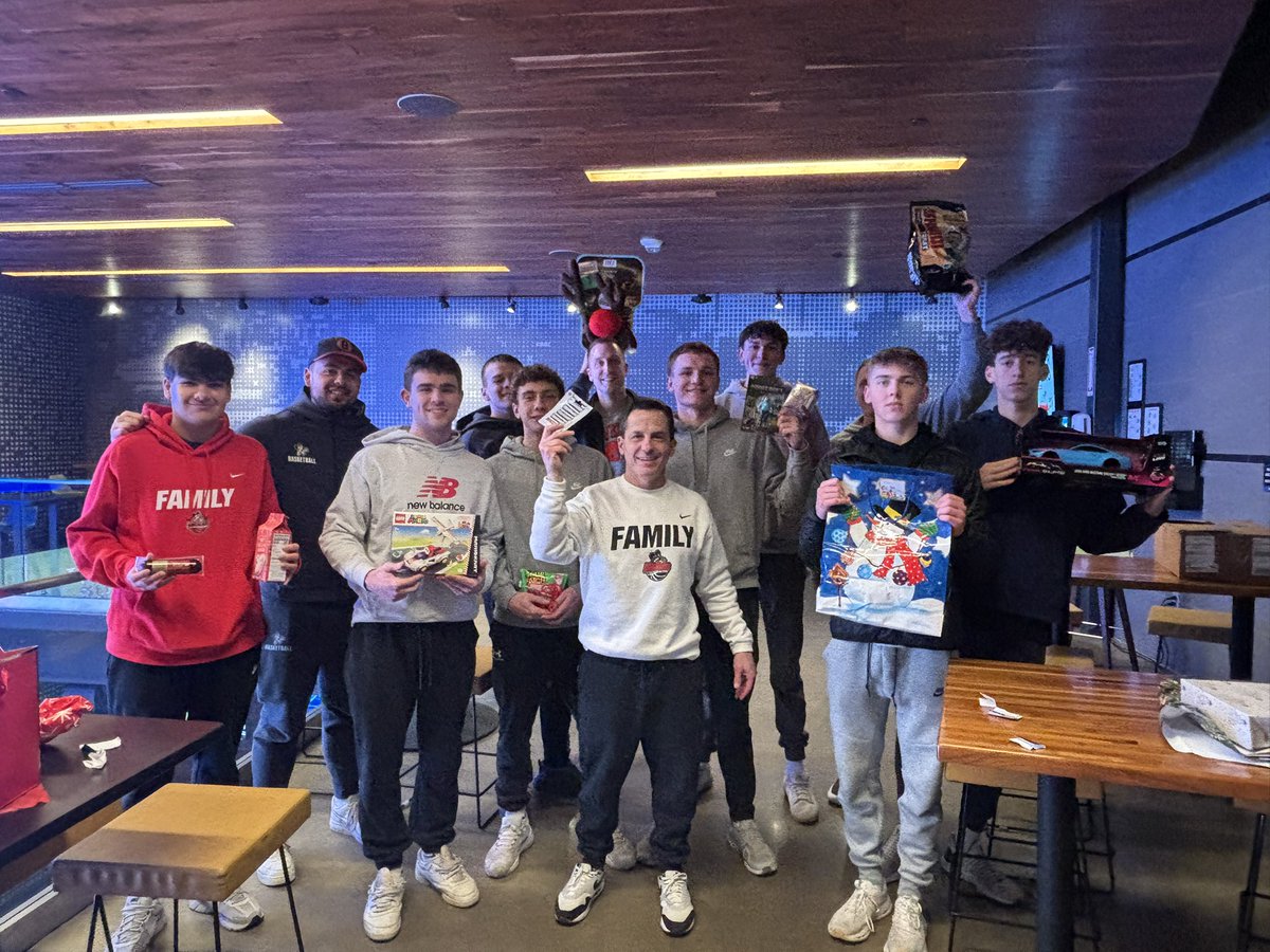 beeshoops's tweet image. New tradition started tonight. 

1st Annual 🐝🏀 Senior Christmas Party at TopGolf. 

Thank goodness these boys are better basketball players than golfers. 
#FamilyForever 
#Brotherhood