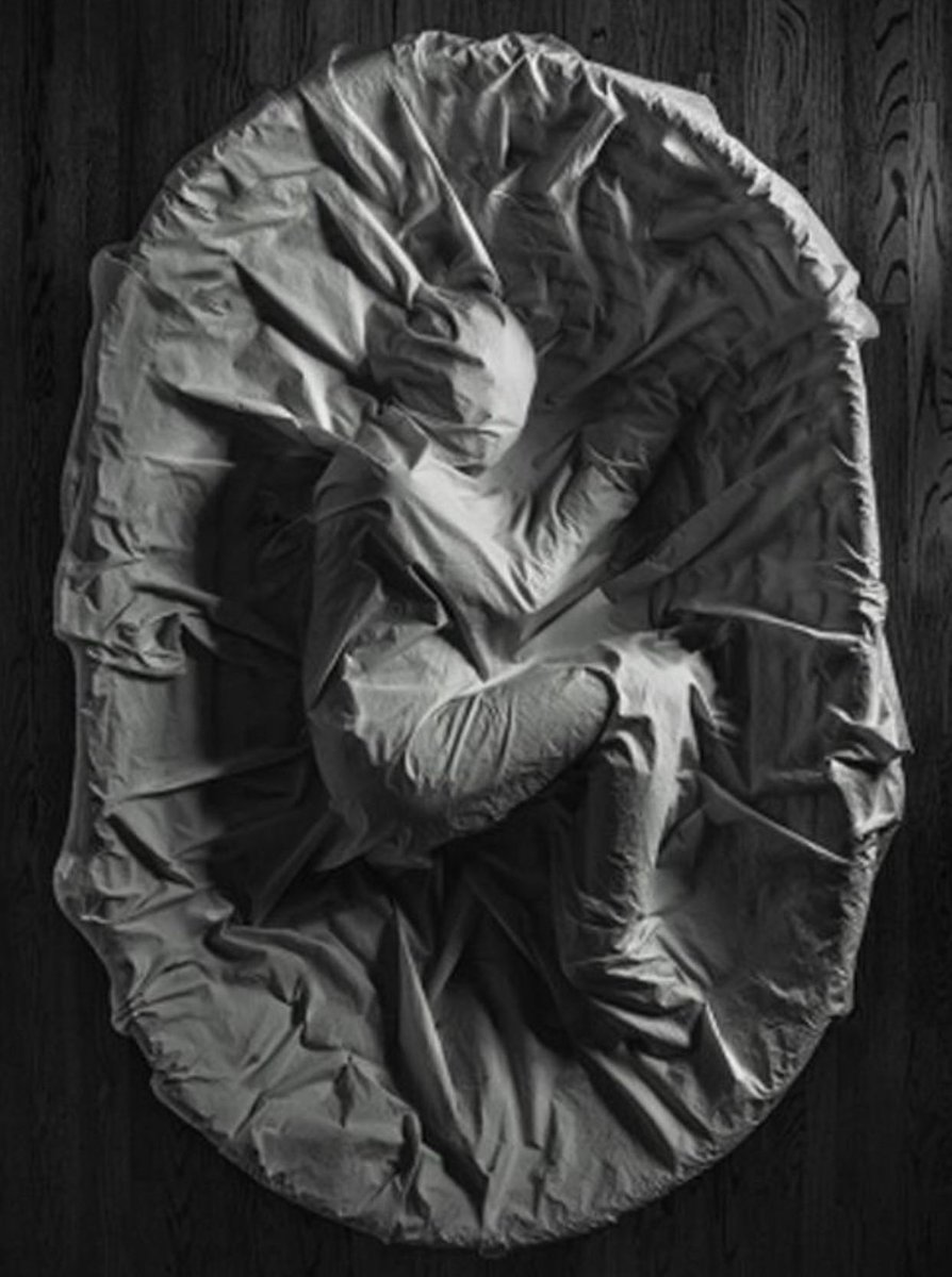 Uyanış bir varış noktası sanılır.

Oysa hakikatin kapısını aralamak sadece başlangıçtır.

Ego, incelmiş haliyle bile geri dönmek ister,  “uyanmış benlik” maskesini takarak kendini yeniden var etmeye çalışır.

Gerçek özgürlük, bu ince oyunu farkettiğin anda başlar.