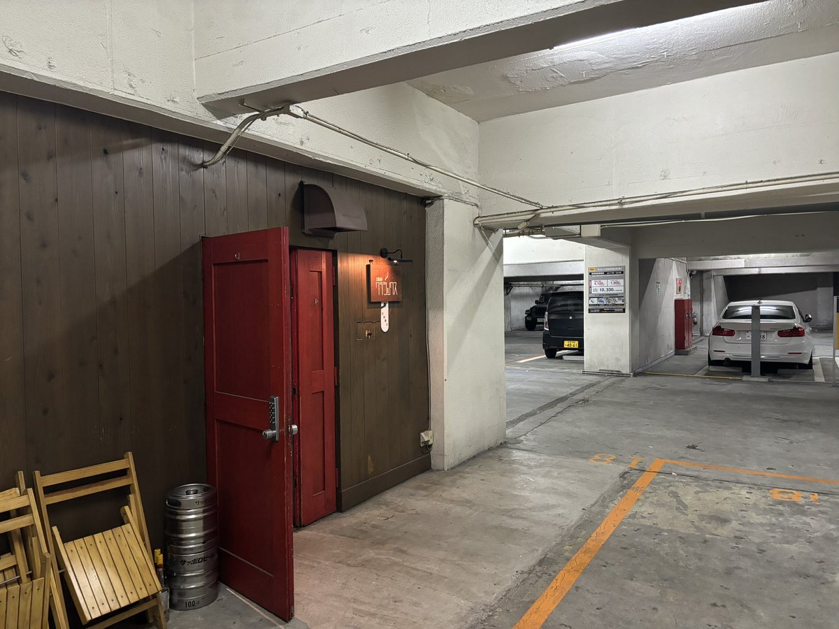 machaaki1968's tweet image. 渋谷クラシックス、もう、この建物自体が無くなるらしい。もう60年あったそうだ。

この上にはHeadzもあって20代のころはかなり出入りしてたし、やはり自分の中で一つの時代が終わる感。

この駐車場のたたずまいも、いかにも自分が幼少だった頃の昭和感もあり、実に記憶の底のノスタルジー感がある。