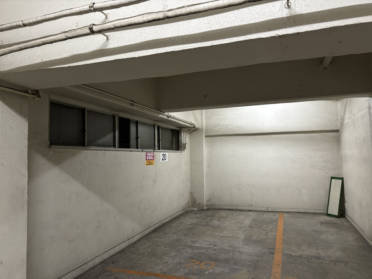 渋谷クラシックス、もう、この建物自体が無くなるらしい。もう60年あったそうだ。

この上にはHeadzもあって20代のころはかなり出入りしてたし、やはり自分の中で一つの時代が終わる感。

この駐車場のたたずまいも、いかにも自分が幼少だった頃の昭和感もあり、実に記憶の底のノスタルジー感がある。