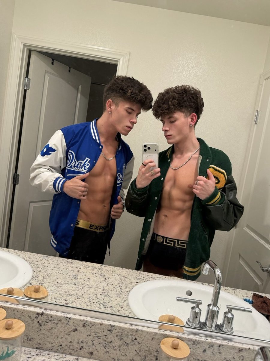 Drake Von ✩ tweet media