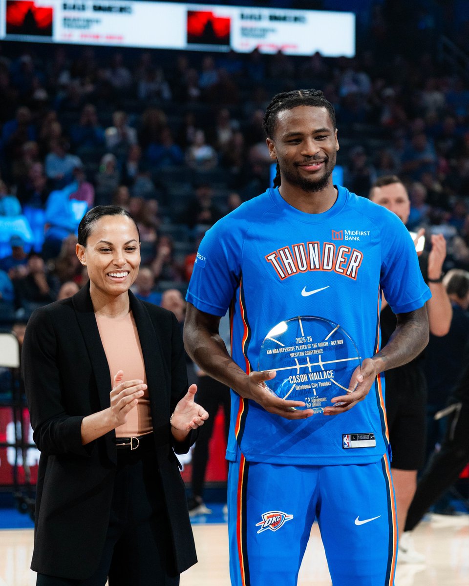 Cason receives his <a href="/Kia/">Kia America</a> Defensive Player of the Month award for November pregame 👏