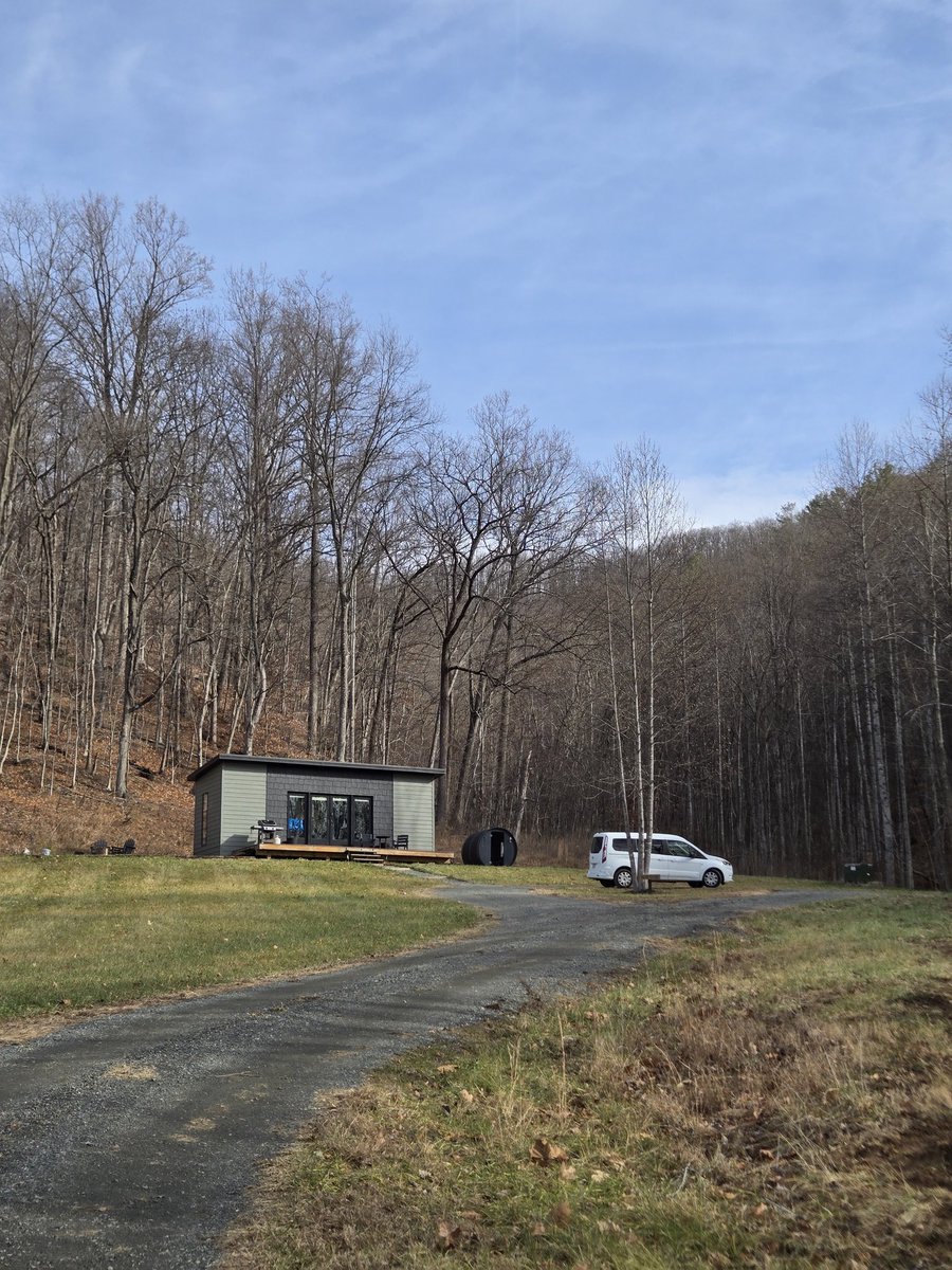_Uro's tweet image. Little pre holiday trip out in the Shenandoah area with @starsentbeast .

Been doing a bit of hiking and dogging around x)