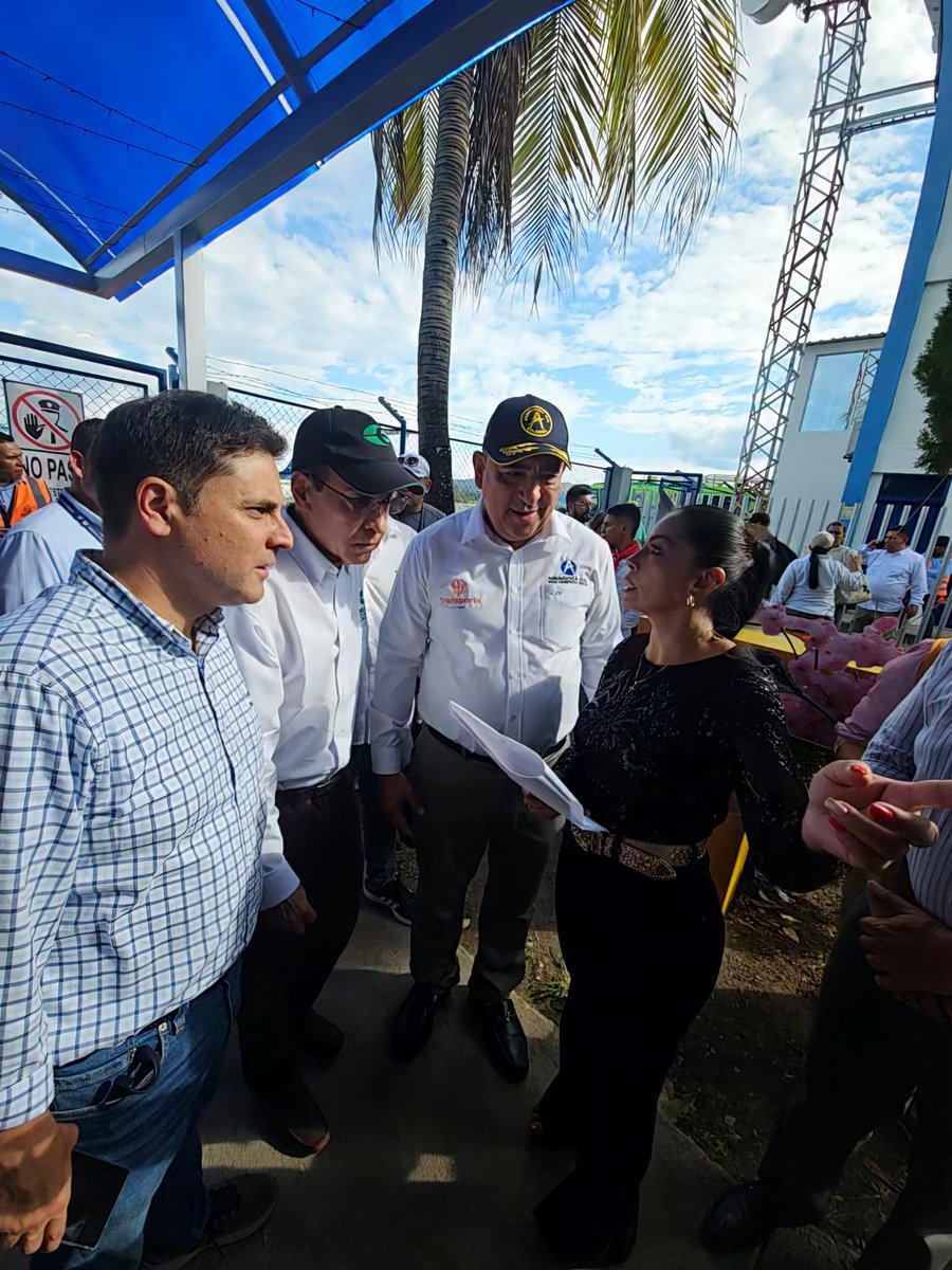 ✈️ Acompañamos la inauguración de la modernización de la pista del Aeropuerto Santiago Vila, una obra estratégica que fortalece la conectividad aérea del Tolima y abre nuevas oportunidades para el desarrollo regional, junto a actores institucionales y gremiales.