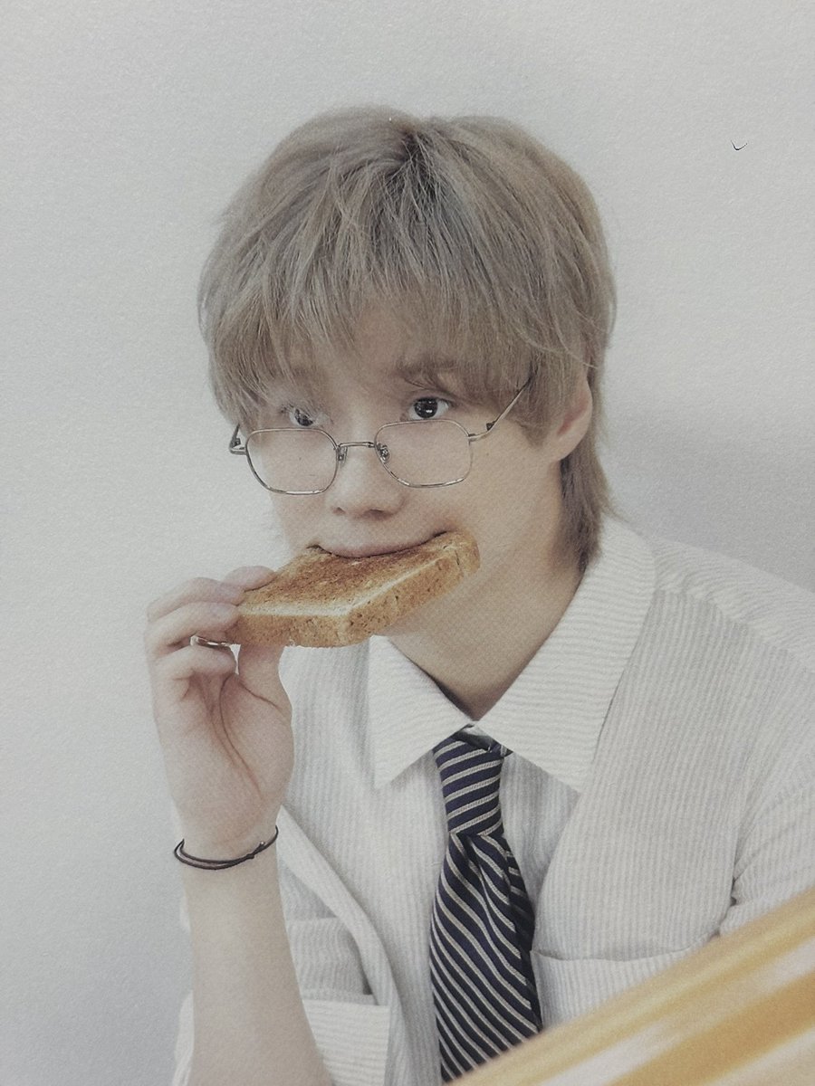 ........식빵 너드 미소년 실존....