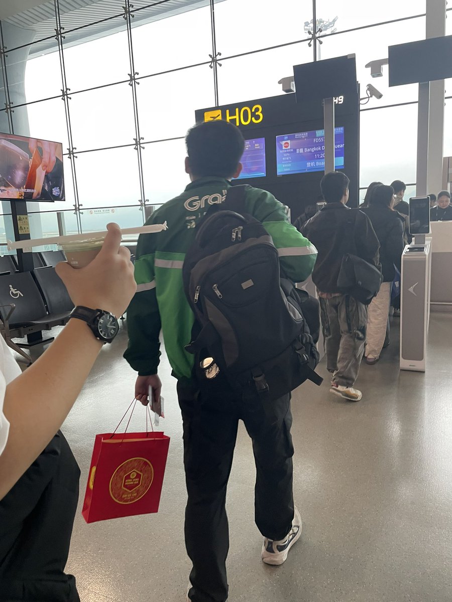 Taiyou91's tweet image. พี่แกร็ปมาส่งของที่ฉงชิ่ง และกำลังจะกล้บไทย