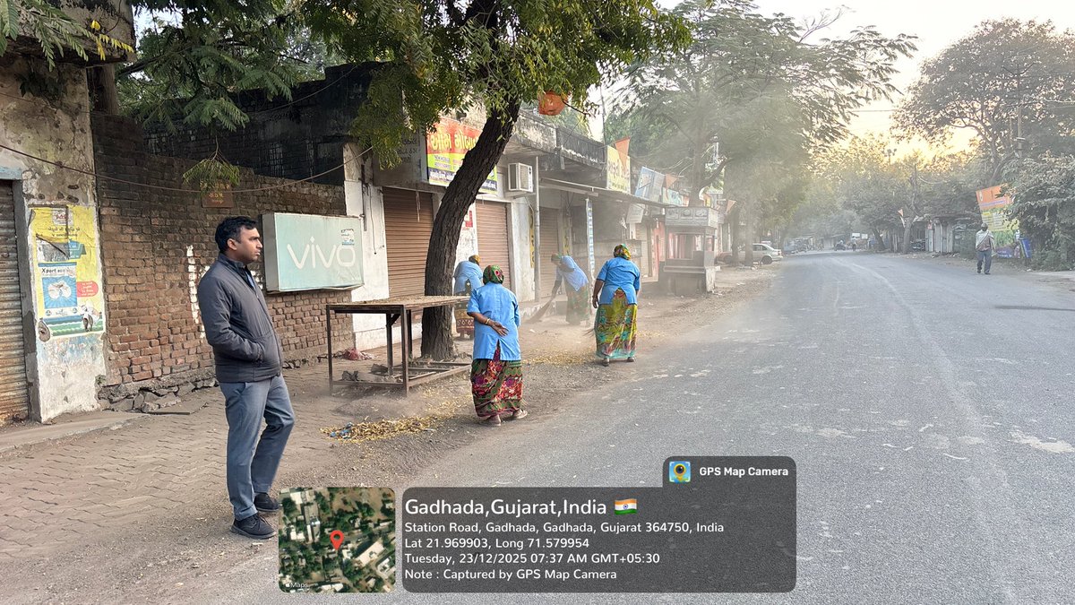 GadhadaN's tweet photo. Today  Chief Officer Shri Gadhada conducted an inspection of the morning cleaning activities along with the sanitation team of Gadhada Municipality. Shopkeepers were instructed to mandatorily use dustbins.!
@AhmedabadRcm 
@sbmugujarat 
@GujUrban 
@digsprajapati https://t.co/wsWQYOCQqe