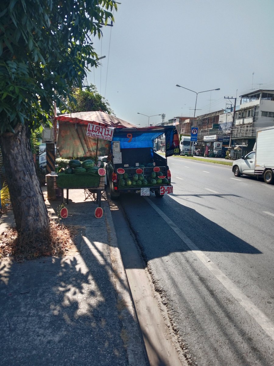 อาชีพหลักคับ..แปดริ้วท่าข้ามแวะมาอุดหนุนได้คับรับประกันความหวานไม่หวานมาเอาตังคืน..หรือไม่ซื้อแตงแวะมานั่งคุยอะไรก็ได้น๊ะคับอิอิอิอิ...ช่วงเย็นไปขายหน้า ร.พ.เมืองต้นคริสมัส