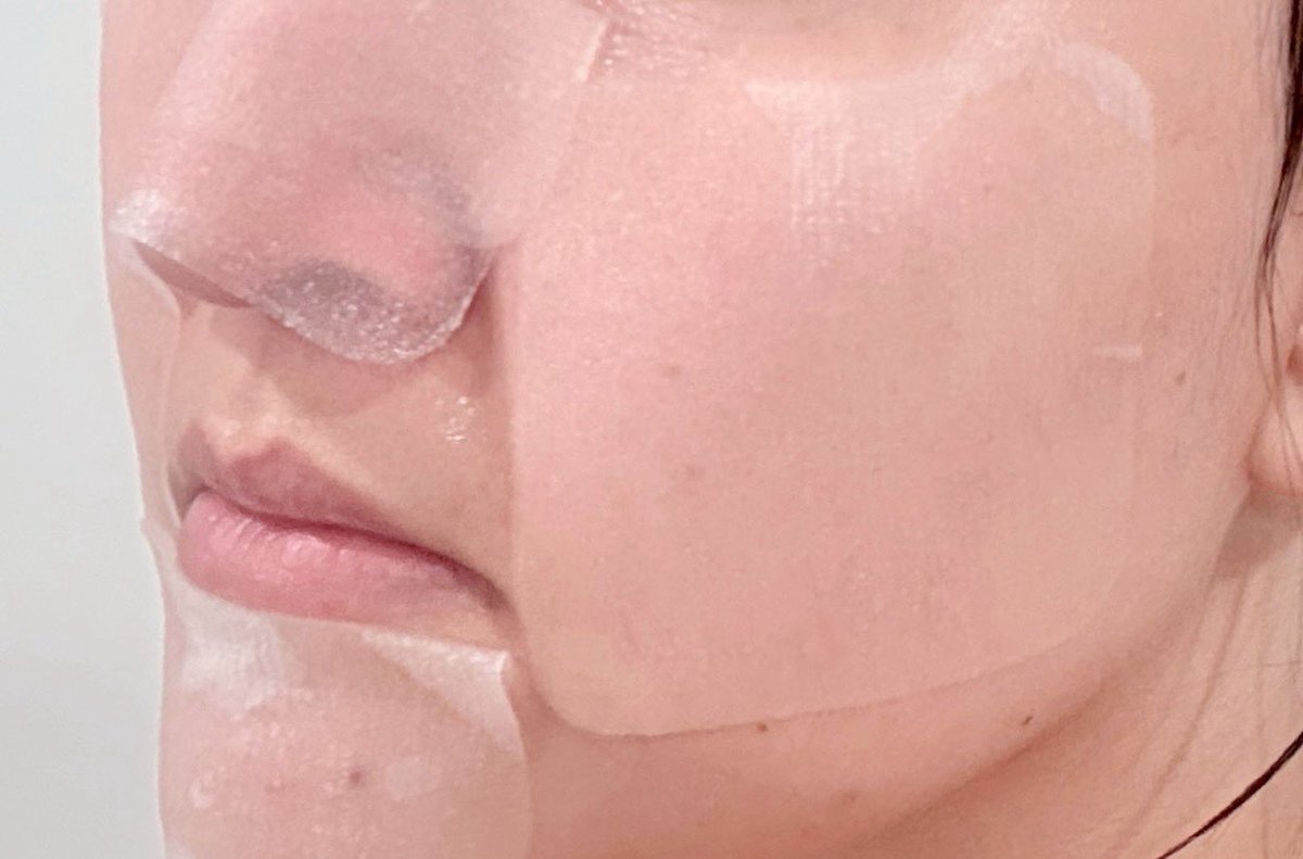 ttarntalzonel's tweet image. อันนี้ทำมาแบบล้ำอ่ะ Smooto เป็นตัว Hydrojelly Mask &amp;amp; Toner Pad แผ่นแบบแนบผิวมากๆ เวลาแปะก็ทำอะไรไปด้วยได้ไม่ตก แถมยังมีเทคโนโลยี AI มาอยู่บนแพดด้วย มีมาทั้งหมด 3 สูตรเลยเลือกใช้ตามปัญหาผิวได้เลย แพดเหมือนกันทุกสูตรบางและ essence ฉ่ำมากๆ ใช้ในห้องแอร์เย็นๆแล้วผิวเฟรชสดชื่นสุดๆ