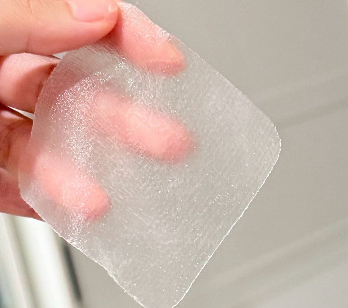 ttarntalzonel's tweet image. อันนี้ทำมาแบบล้ำอ่ะ Smooto เป็นตัว Hydrojelly Mask &amp;amp; Toner Pad แผ่นแบบแนบผิวมากๆ เวลาแปะก็ทำอะไรไปด้วยได้ไม่ตก แถมยังมีเทคโนโลยี AI มาอยู่บนแพดด้วย มีมาทั้งหมด 3 สูตรเลยเลือกใช้ตามปัญหาผิวได้เลย แพดเหมือนกันทุกสูตรบางและ essence ฉ่ำมากๆ ใช้ในห้องแอร์เย็นๆแล้วผิวเฟรชสดชื่นสุดๆ