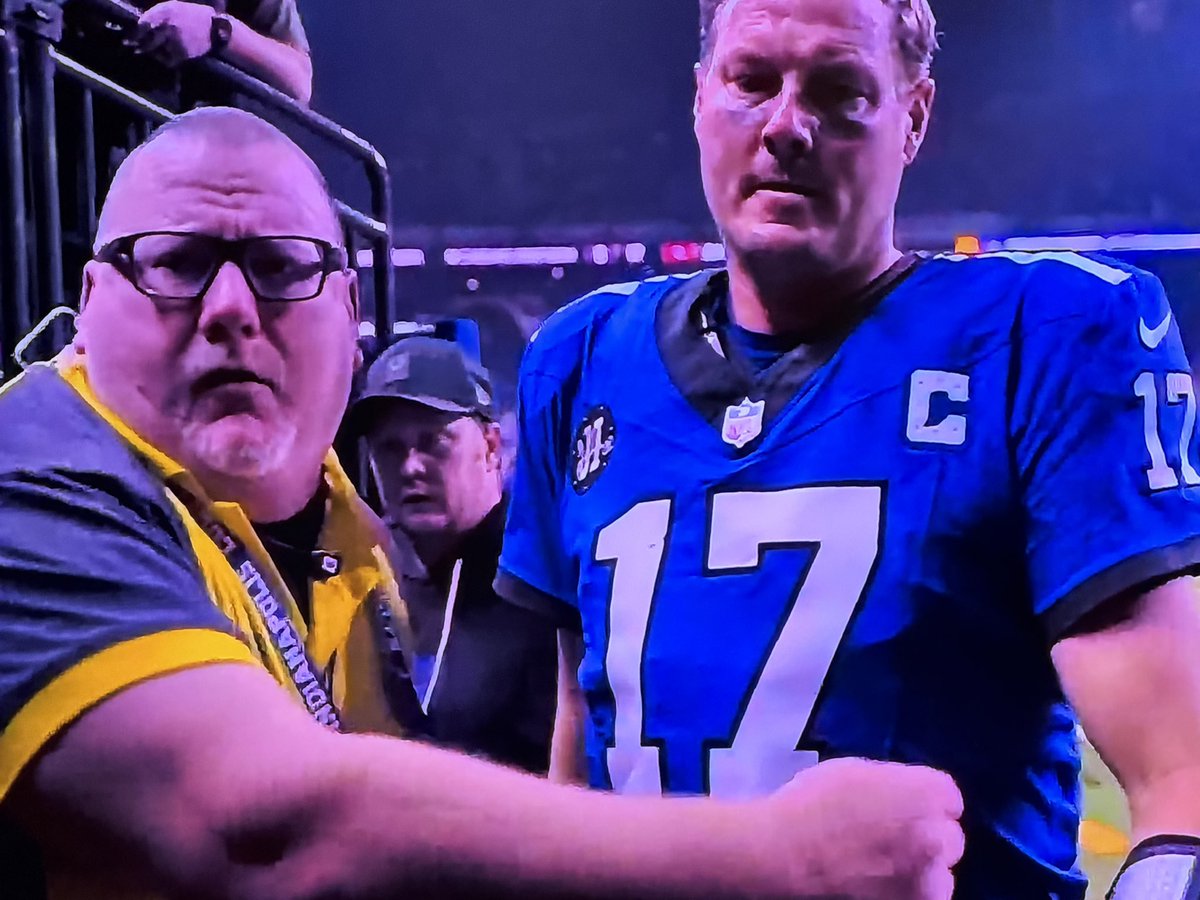1followerEric's tweet image. Who’s this tool barking at the tv camera guy?  #colts