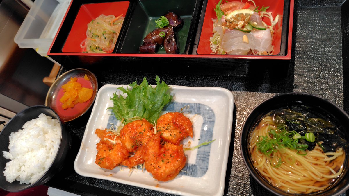 楽市【メロン記念日】
楽市、先週末から激混みになってます。例年より早いペースで混雑してます。

今週で今年の日替わりランチは終了につき、クリスマス含め気合い入れてます。エビチリにラーメン。写真ないけどごま団子もつけてスペシャル。明日クリスマスも倍の倍のファイトでスペシャルっす。