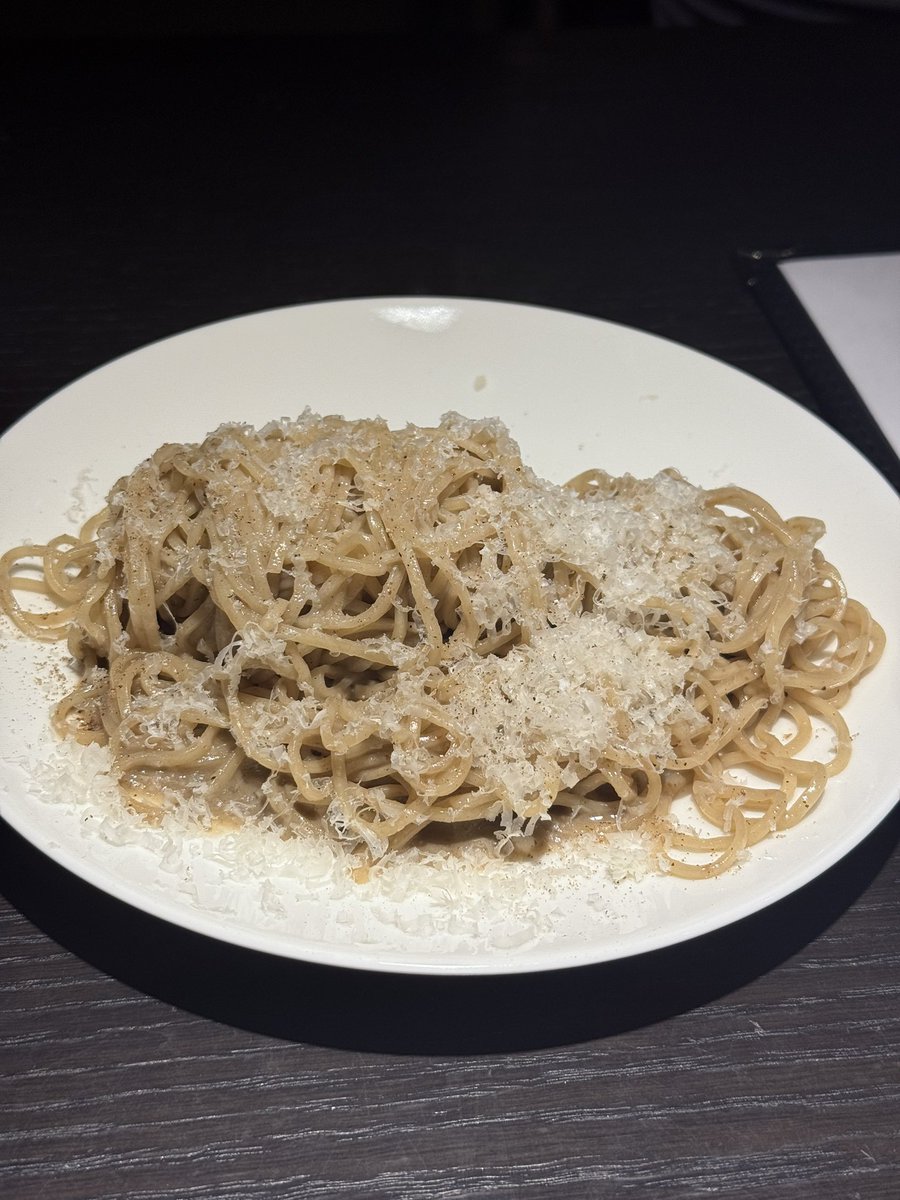menUPG's tweet photo. "本日12/23オープン！"
広尾九尺

煮干蕎麦
煮干パルミジャーノの和え蕎麦

丿貫の新店舗がなんと広尾に。
淡麗なのに煮干の旨みが凝縮されたスープがおいしすぎた。
いつもの丿貫よりも煮干と塩分かなり強めに感じ、自分には刺さる味。
チャーシューは北海道産短角牛でこれまた珍しいし"肉"って感じでうまい。

和え蕎麦はチーズたっぷりだけど煮干タレもしっかり麺に絡んでいてこれまた最高。そしてこれもかなりしょっぱい。

いやあ、めちゃくちゃうまかった！
ごちそうさまでした🍜