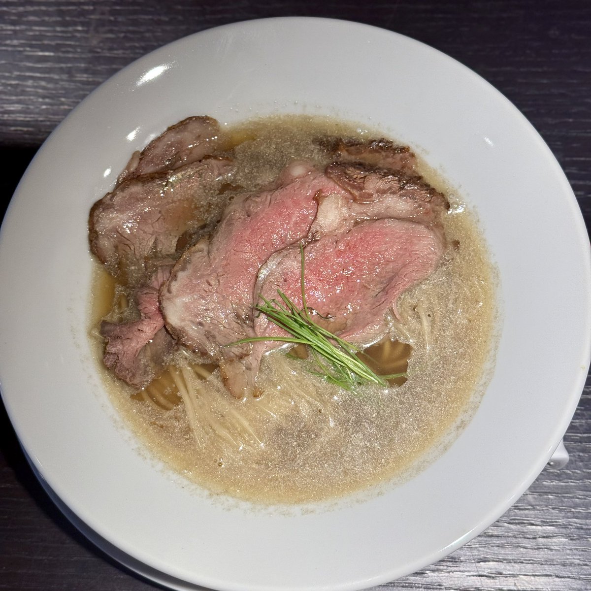menUPG's tweet photo. "本日12/23オープン！"
広尾九尺

煮干蕎麦
煮干パルミジャーノの和え蕎麦

丿貫の新店舗がなんと広尾に。
淡麗なのに煮干の旨みが凝縮されたスープがおいしすぎた。
いつもの丿貫よりも煮干と塩分かなり強めに感じ、自分には刺さる味。
チャーシューは北海道産短角牛でこれまた珍しいし"肉"って感じでうまい。

和え蕎麦はチーズたっぷりだけど煮干タレもしっかり麺に絡んでいてこれまた最高。そしてこれもかなりしょっぱい。

いやあ、めちゃくちゃうまかった！
ごちそうさまでした🍜