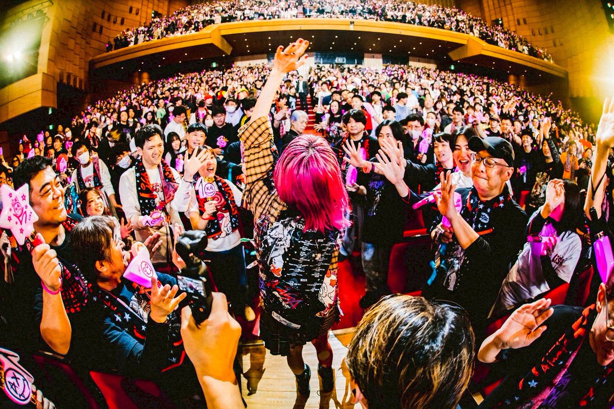 LiSA_OLiVE's tweet photo. 【LiVE is Smile Always〜PATCH WALK〜at長野】にて2025年のライブ収めしました。

みんなと音楽とたくさん遊んだ2025年。
目の前にアナタが居てくれること、絶対に最高なんだ‥って信じて向かったこの日に、共に想いを音を声を重ねてくれるアナタがいてくれるデート(LiVE)が、とても好きです。
そんな大好きな日がたくさんあった2025年。
一緒に遊んでくれたすべてのアナタに感謝します。
2025年、ありがとう。

私LiSAはみんなと重ねた想いを連れて、年末は紅白のステージで歌い収めます。
素晴らしかったあの瞬間をきちんとみんなに証明してうたえますように、わたし！精一杯歌います。どうか、どうか、見届けてください！

#LiSAパッチウォークツアー　次はついに東京。
年始早々より、15年ぶりの国際フォーラムAです。よろしくね。