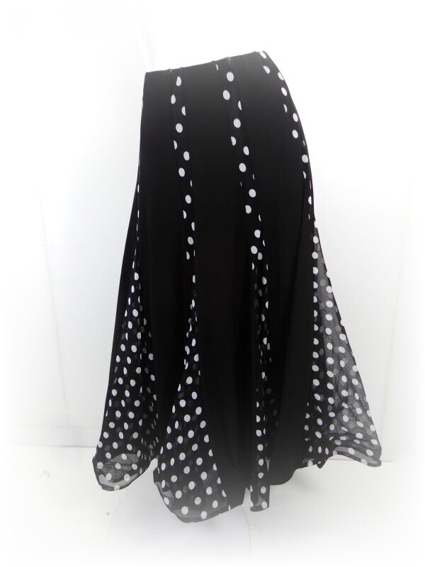 新入荷致しました'ドット柄”のトップスとスカートです！トップスは